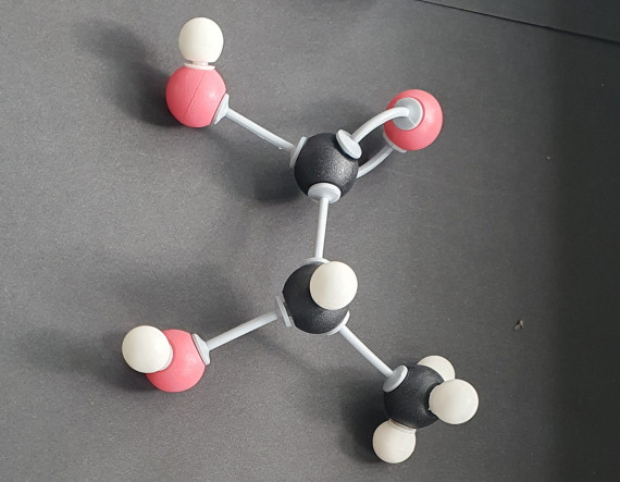 Milchs&auml;ure: Formel CH&sup3;-CHOH-COOH Molek&uuml;lmodell